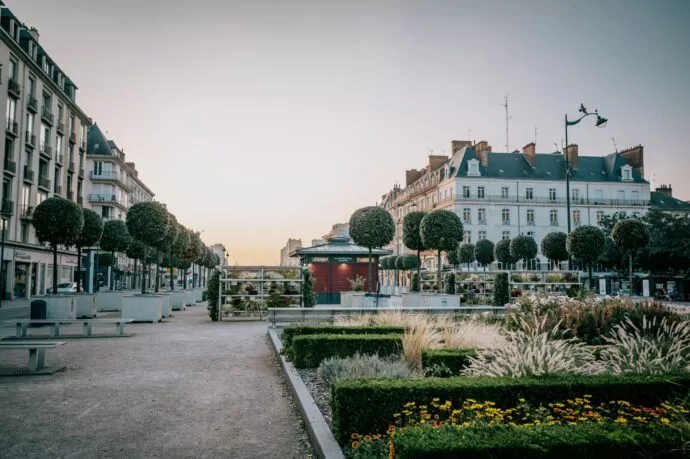 Rue République à Rennes bordée d'immeuble. Ville fleurie idéale pour investir en immobilier.