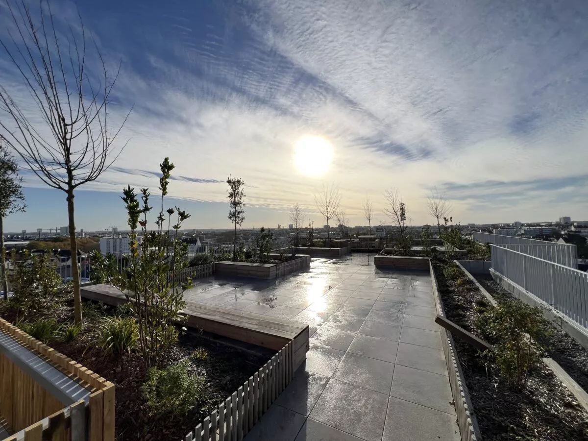 Le rooftop extérieur et partagé de la résidence Avant-Scène à Lorient.