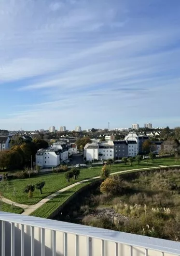 La résidence Avant-Scène située dans le quartier Bodélio à Lorient, entouré d'espaces verts.