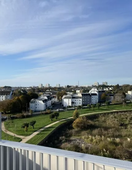 La résidence Avant-Scène située dans le quartier Bodélio à Lorient, entouré d'espaces verts.