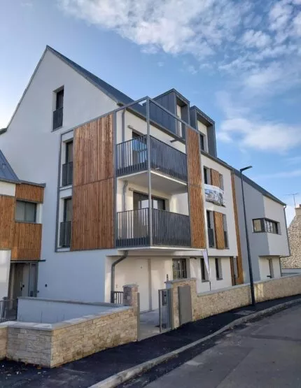 Vue sur les balcons des appartements extérieurs du programme immobilier Agapanthe à Saint-Malo.
