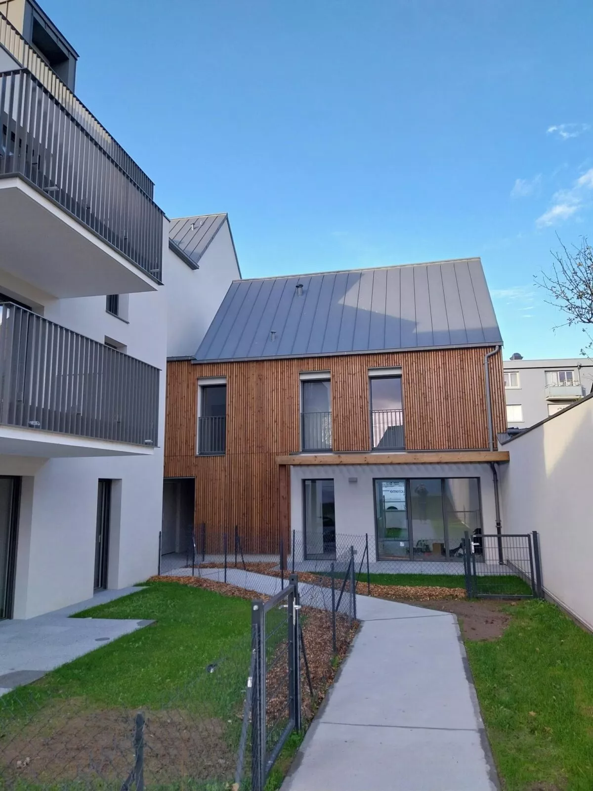 Vue sur l'extérieur et le jardin de la résidence Agapanthe à Saint-Malo.