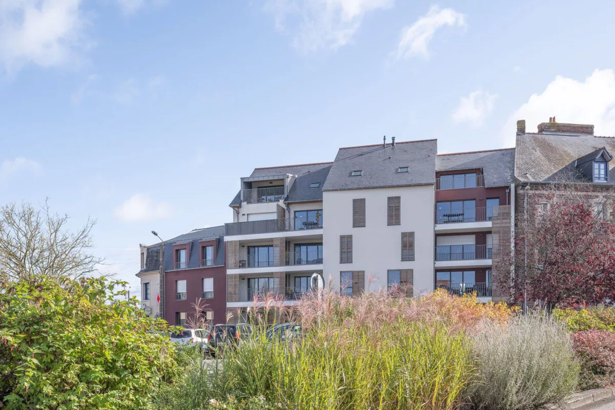 Photo extérieure de la résidence Expression à Montfort-sur-Meu, proche de Rennes. Des appartements avec balcon ou loggia.