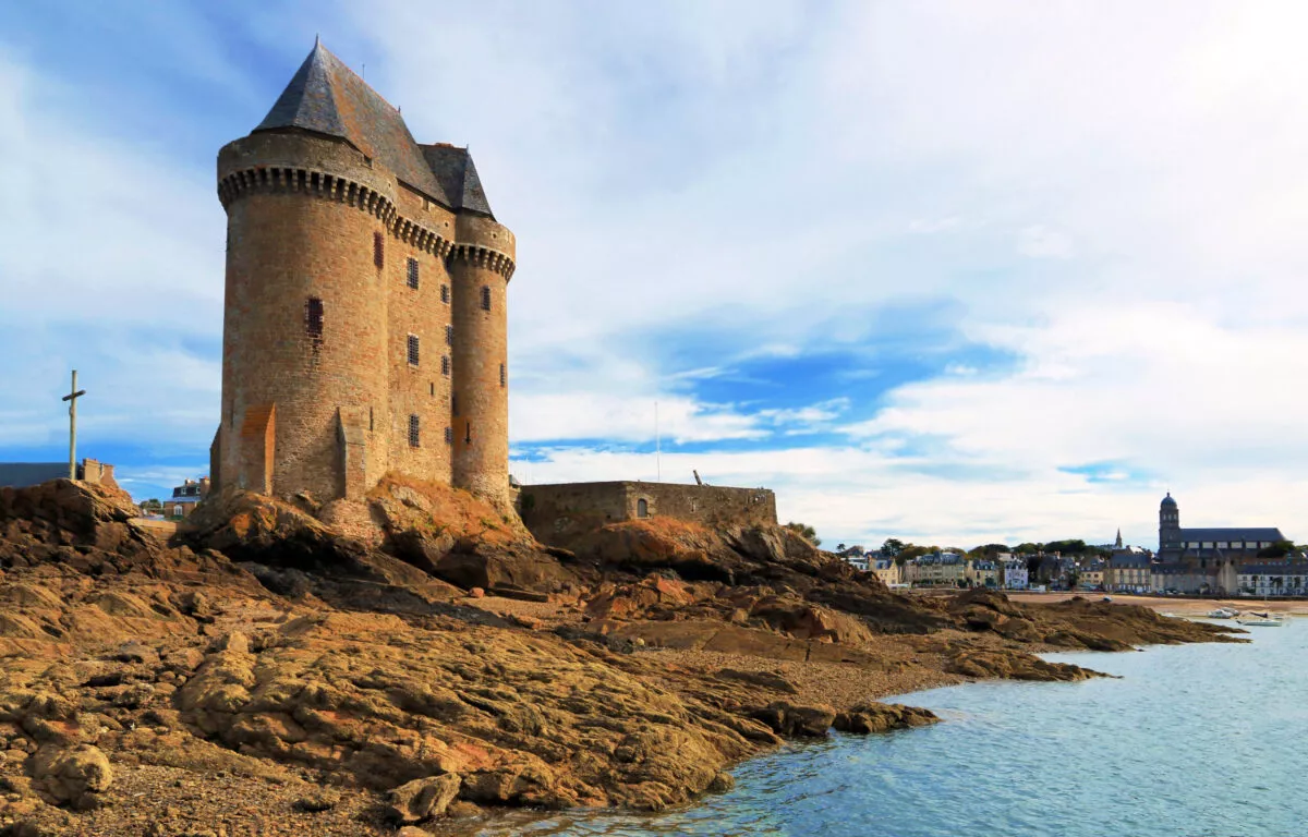Vue sur la tour Salidor et la mer de la côte d'Emeraude, à Saint-Malo, en Bretagne.