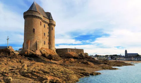 Vue sur la tour Salidor et la mer de la côte d'Emeraude, à Saint-Malo, en Bretagne.