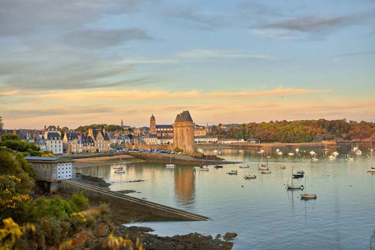 Baie de Saint-Servan avec vue sur la tour solidor à Saint-Malo, sur la côte d'Emeraude en Bretagne.