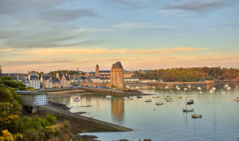 Baie de Saint-Servan avec vue sur la tour solidor à Saint-Malo, sur la côte d'Emeraude en Bretagne.