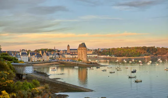 Baie de Saint-Servan avec vue sur la tour solidor à Saint-Malo, sur la côte d'Emeraude en Bretagne.