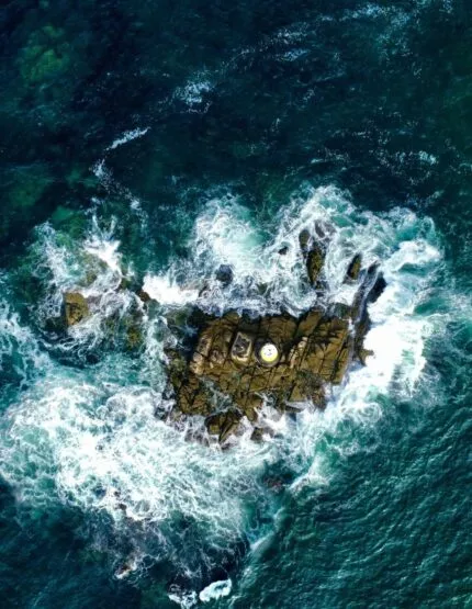 Littoral de Ploemeur, vue sur un rocher dans la mer