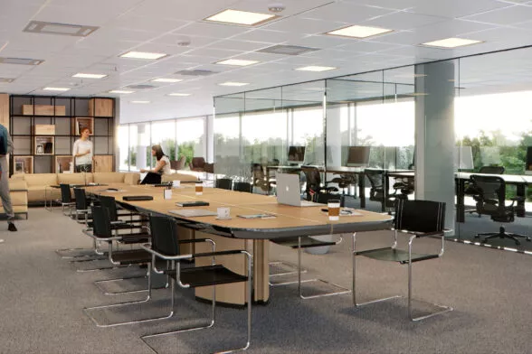 Espace de réunion d'un immeuble de bureaux neuf avec grande table en bois et baies vitrées