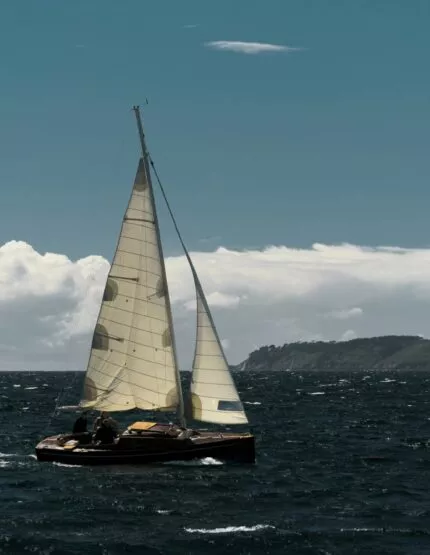 Océan à Brest, en Bretagne. Vue sur un voilier voguant sur l'océan.