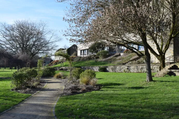 Espaces verts à Châteaubourg, une ville proche de Rennes, offrant toutes les commodités nécessaires.