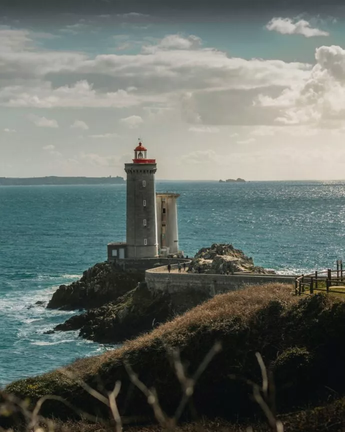 Phare du Petit Minou à Brest, en Bretagne avec l'étendu de l'océan.