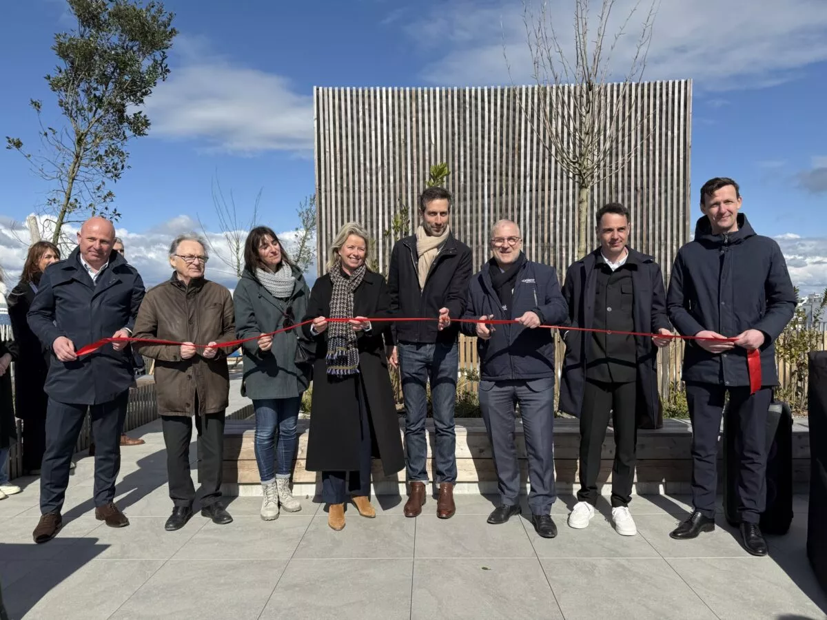 Coupé du ruban de l'inauguration de la résidence Avant-Scène, avec l'architecte et le maire de Lorient