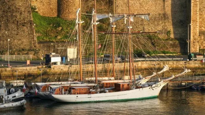Port de Recouvrance à Brest, en Bretagne, avec un vieux bateau en bois.