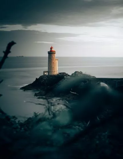 Phare breton en bord de mer sur la côte bretonne.