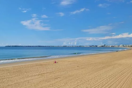 Plage de sable fin à la Baule-Escoublac, avec la mer.