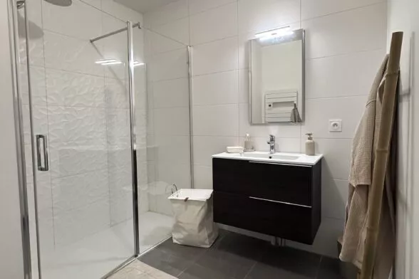 Salle d'eau de l'appartement témoin et décoré sur la résidence Villa Marine à Larmor-Plage.