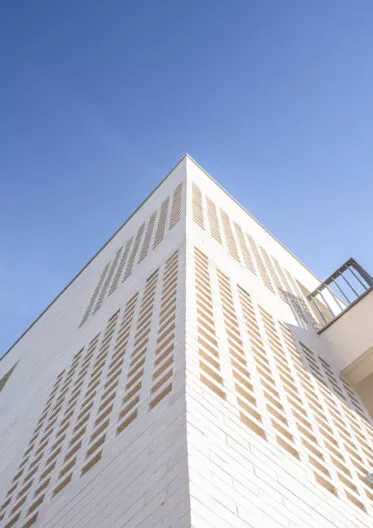 Photo contre-plongée du bâtiment Villa Blanche