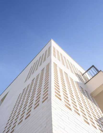 Photo contre-plongée du bâtiment Villa Blanche